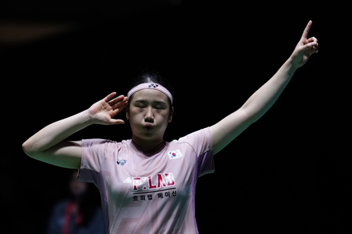 안세영이 20일 일본오픈 결승에서 왕즈이를 꺾고 우승을 확정한 뒤 세리머니하고 있다. 신화연합뉴스