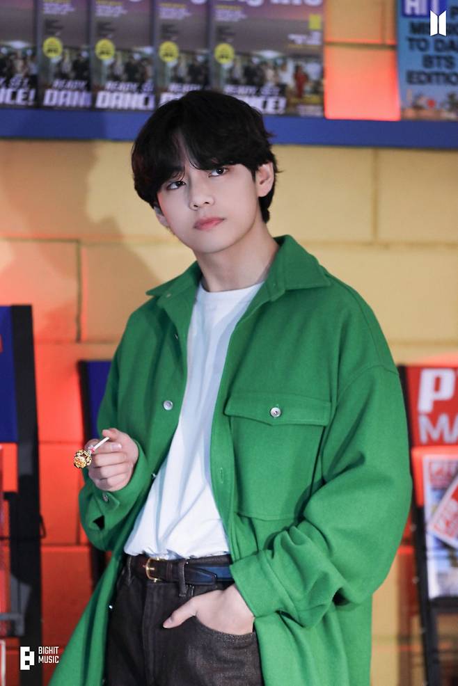 "이렇게까지 잘생길 일이야?" 방탄소년단 뷔 '오징어 게임' 핑크 솔저 틱톡 1억뷰