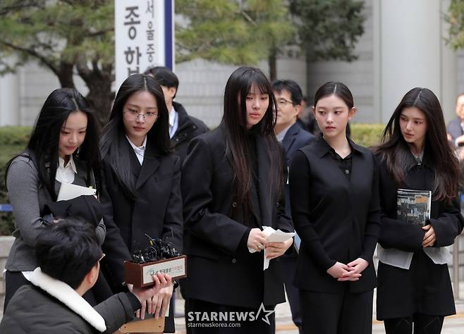 어도어가 뉴진스(NJZ) 멤버들을 상대로 제기한 '기획사 지위보전 및 광고계약 체결 등 금지 가처분' 첫 심문기일이 2025년 3월 7일 오전 서울 서초구 중앙지방법원에서 열린 가운데 걸그룹 뉴진스가 입장을 밝히고 있다. 2025.03.07 /사진=김창현 chmt@