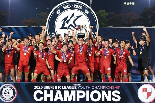 부산 아이파크 U18 선수단이 유스 챔피언십 우승 후 세리머니하고 있다. /사진=한국프로축구연맹 제공