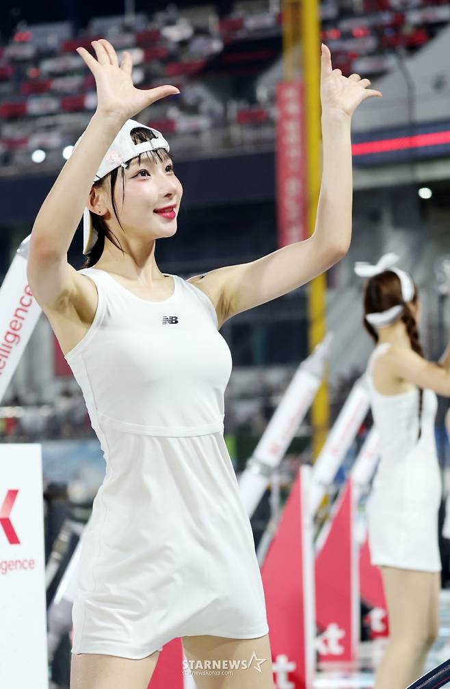 [포토]'흠뻑 젖고 싶으면 위즈파크로' 정희정