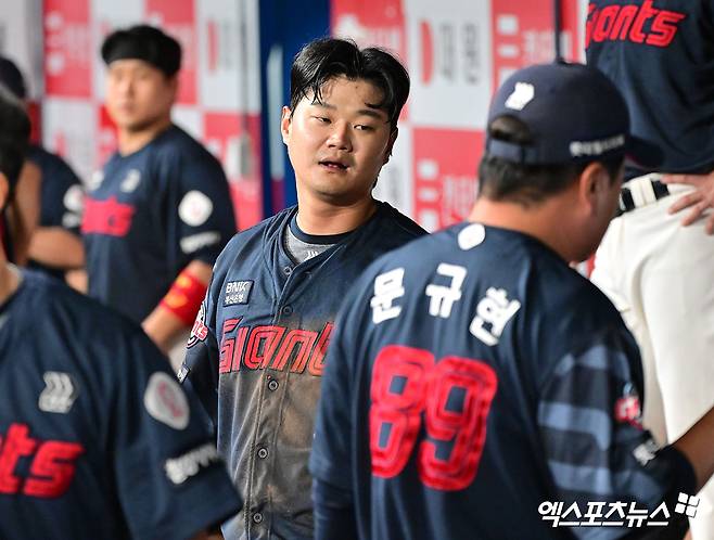 24일 오후 서울 구로구 고척스카이돔에서 열린 '2025 신한 SOL Bank KBO리그' 롯데 자이언츠와 키움 히어로즈의 경기, 5회초 1사 2,3루 롯데 손호영이 황성빈의 1타점 적시타때 득점에 성공하고 있다. 고척, 김한준 기자