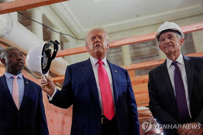 연준 방문한 트럼프 [로이터=연합뉴스. 재판매 및 DB 금지]