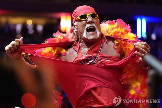 지난해 10월 무대에서 티셔츠 찢는 헐크 호건 [AP 연합뉴스 자료사진. 재판매 및 DB 금지]