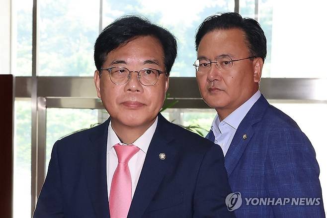 김건희 특검 압수수색 비판한 송언석 원내대표 (서울=연합뉴스) 김주성 기자 = 국민의힘 송언석 비대위원장 겸 원내대표가 25일 서울 여의도 국회에서 김건희특검의 김선교 의원실에 대한 압수수색과 관련해 브리핑을 한 뒤 원내대표실로 들어가고 있다. 오른쪽은 유상범 원내수석부대표. 2025.7.25 utzza@yna.co.kr
