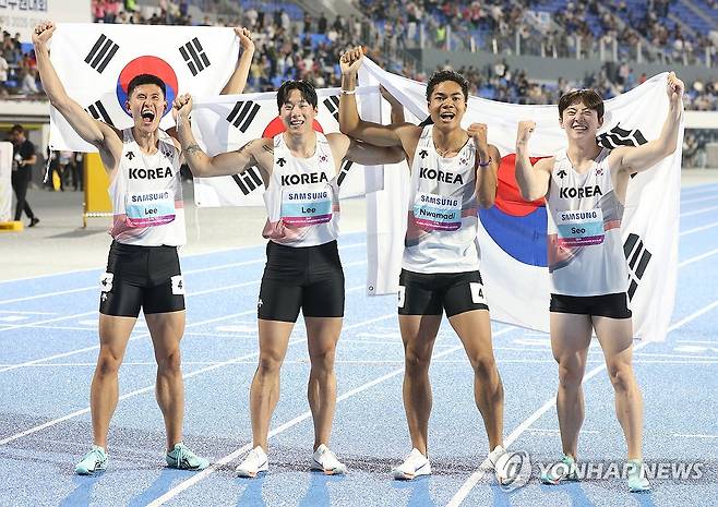 '금빛 미소' (구미=연합뉴스) 김현태 기자 = 31일 오후 경북 구미시민운동장에서 열린 '2025 구미 아시아육상선수권대회'에서 남자 계주 400m에 출전한 대표팀 선수들이 결선에서 1위로 들어온 뒤 기뻐하고 있다. 왼쪽부터 이준혁(국군체육부대), 이재성(광주시청), 나마디 조엘진(예천군청), 서민준(서천군청). 2025.5.31 mtkht@yna.co.kr