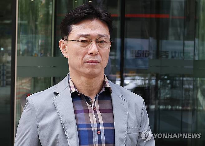 임성근 전 사단장 (성남=연합뉴스) 홍기원 기자 = 임성근 전 해병대 1사단장이 2025년 7월 22일 경기도 성남시 네이버에서 이메일 압수수색영장 집행 참관에 앞서 입장을 밝히기 위해 나오고 있다.