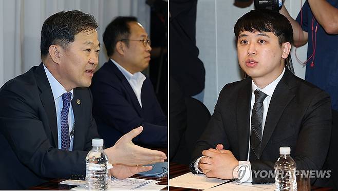 정부와 만난 전공의 (서울=연합뉴스) 이진욱 기자 = 25일 서울 중구 플라자호텔에서 열린 수련협의체 첫 회의에 이형훈 보건복지부 제2차관(왼쪽)과 한성존 대한전공의협의회(대전협) 비대위원장이 참석해 있다. 2025.7.25 [공동취재] cityboy@yna.co.kr