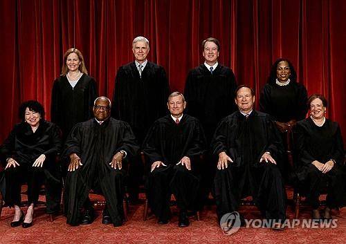 미국 연방대법관들 (워싱턴DC 로이터=연합뉴스 자료사진) 2022년 10월 7일 미국 연방대법원 청사에서 촬영된 연방대법관 9명 전원의 사진. 앞줄에 앉아 있는 사람들은 왼쪽부터 오른쪽으로 차례로 소니아 소토마요르 대법관, 클래런스 토머스 대법관, 존 로버츠 대법원장, 새뮤얼 얼리토 주니어 대법관, 엘리나 케이건 대법관이며, 뒷줄에 서 있는 사람들은 왼쪽부터 오른쪽으로 차례로 에이미 코니 배럿 대법관, 닐 고서치 대법관, 브렛 캐버노 대법관, 커탄지 브라운 잭슨 대법관이다. (REUTERS/Evelyn Hockstein/File Photo) 2025.7.25.
