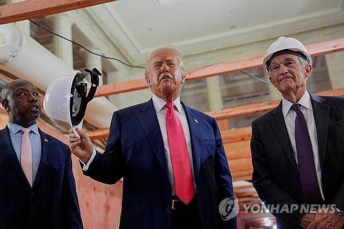 연준 방문한 트럼프 [로이터=연합뉴스. 재판매 및 DB 금지]