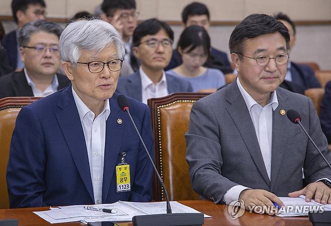 법사위에서 인사말하는 최동석 인사혁신처장 (서울=연합뉴스) 황광모 기자 = 최동석 인사혁신처장(왼쪽)이 22일 국회에서 열린 국회 법제사법위원회 전체 회의에 출석해 인사말을 하고 있다. 2025.7.22 hkmpooh@yna.co.kr