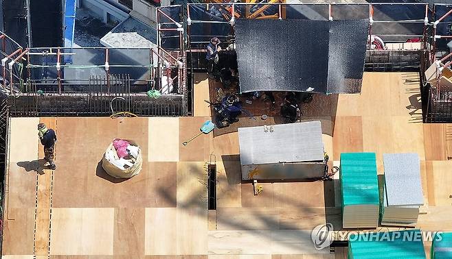 하늘 가까운 곳에서 폭염 피하기 (대구=연합뉴스) 윤관식 기자 = 전국 대부분 지역에 폭염특보가 발효 중인 25일 대구 중구 한 고층 아파트 공사장에서 인부들이 임시 그늘막에서 햇볕을 피하며 휴식을 취하고 있다. 2025.7.25 psik@yna.co.kr