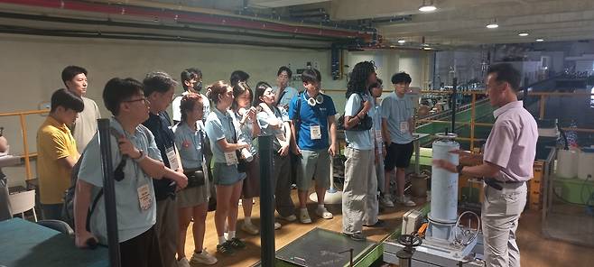 선박 예인 수조 설명 듣는 차세대동포들 (부산=연합뉴스) 박현수 기자 = 25일 오전 부산대학교를 방문한 청년 재외동포들이 공과대학 선박 예인 수조동에서 이인원(오른쪽) 조선해양공학과 교수의 설명을 듣고 있다. 2025. 07. 25. phyeonsoo@yna.co.kr