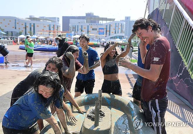 짜릿한 보령머드축제 (보령=연합뉴스) 이주형 기자 = 여름 대표 축제 보령머드축제 첫날인 25일 충남 보령 대천해수욕장을 찾은 외국인 관광객들이 서로의 몸에 머드를 묻히며 즐거워하고 있다. 2025.7.25 coolee@yna.co.kr
