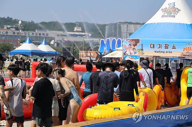 폭염도 잊은 보령머드축제 (보령=연합뉴스) 이주형 기자 = 보령머드축제 첫날인 25일 오후 대천해수욕장 머드축제장의 기온이 34도를 넘기며 무더운 가운데서도 관광객들로 붐비고 있다. 2025.7.25 coolee@yna.co.kr