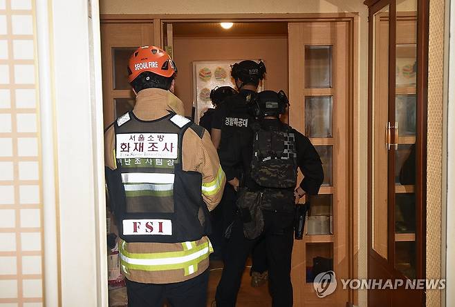 '인천 사제총기 사건' 피의자 자택 수색하는 경찰 [서울소방재난본부 제공. 재판매 및 DB 금지] photo@yna.co.kr