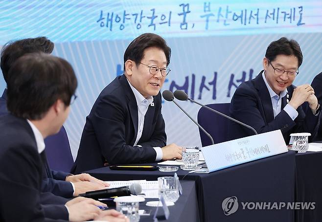 부산 시민 간담회 갖는 이재명 대통령 (부산=연합뉴스) 한상균 기자 = 이재명 대통령이 25일 부산 부경대에서 타운홀미팅 '부산의 마음을 듣다' 간담회에서 발언하고 있다. 2025.7.25 xyz@yna.co.kr