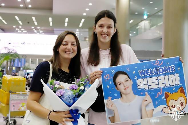 어머니와 함께 사진 촬영한 기업은행의 빅토리아(오른쪽) [IBK기업은행 배구단 제공. 재판매 및 DB 금지]