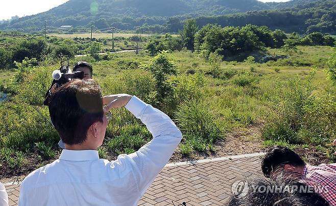 세종시 대통령 집무실 후보지 살펴보는 김민석 총리 (세종=연합뉴스) 배재만 기자 = 김민석 국무총리가 25일 세종시 대통령 집무실 후보지를 둘러보고 있다. 2025.7.25 scoop@yna.co.kr