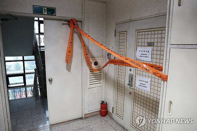 인천 총격사건 피의자 집서 사제폭발물 발견…특공대가 제거 (서울=연합뉴스) 윤동진 기자 = 21일 인천에서 사제 총기를 발사해 가족을 숨지게 한 피의자의 주거지에 폴리스 라인이 설치돼 있다.
    서울경찰청은 경찰특공대가 피의자의 서울 도봉구 쌍문동 주거지에서 신나와 타이머 등 사제 폭발물을 발견해 제거했다고 밝혔다. 2025.7.21 mon@yna.co.kr