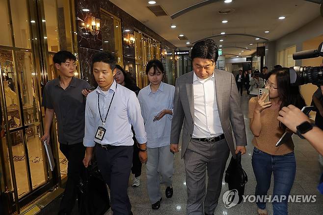 김건희 특검, 코바나컨텐츠 압수수색 종료 (서울=연합뉴스) 류영석 기자 = 김건희 여사의 의혹들을 수사하는 민중기 특별검사팀 관계자들이 25일 서울 서초구 아크로비스타 내 김 여사의 코바나컨텐츠 사무실 압수수색을 마친 뒤 철수하고 있다.  2025.7.25 ondol@yna.co.kr