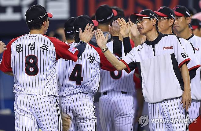 문성주와 하이파이브하는 염경엽 감독 (서울=연합뉴스) 김도훈 기자 = 20일 서울 잠실야구장에서 열린 프로야구 2025 신한 SOL 뱅크 KBO리그 롯데 자이언츠와 LG 트윈스 경기에서 3-2로 역전승을 거둔 LG 염경엽 감독이 문성주와 하이파이브를 하고 있다. 2025.7.20 superdoo82@yna.co.kr