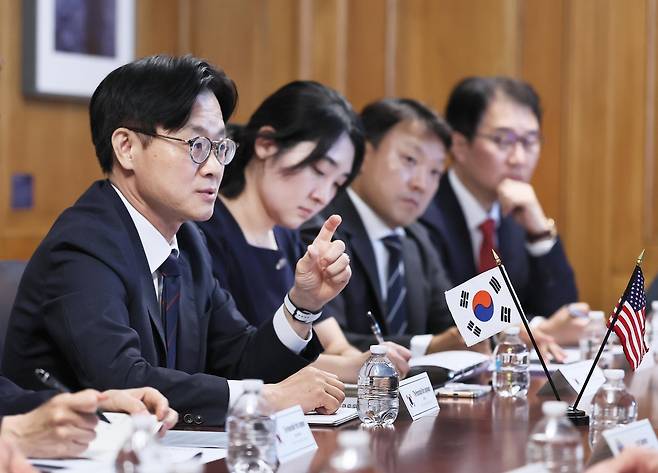 김정관 산업장관, 더그 버검 미국 백악관 국가에너지위원장 면담 (서울=연합뉴스) 김정관 산업통상자원부 장관(왼쪽)이 24일(현지시간) 오후 5시 미국 워싱턴 DC에서 더그 버검 미국 백악관 국가에너지위원회 위원장과 면담을 갖고 한미 양국 에너지 분야 협력 강화방안을 논의하고 있다. [산업통상자원부 제공. 재판매 및 DB 금지]