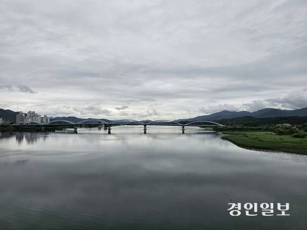 남양주 조안면과 양평군 양서면을 잇는 자전거 길인 북한강 철교에서 바라본 남양주 조안면과 양평군 양서면 일대. 2025.7.15 남양주/이종우기자 ljw@kyeongin.com