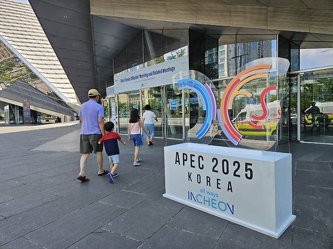 ▲ 26일 인천 연수구 송도컨벤시아에서 '아시아태평양경제협력체(APEC) 제3차 고위관리회의'가 시작됐다. 이날 가족 단위 시민들이 송도컨벤시아로 들어가고 있다.