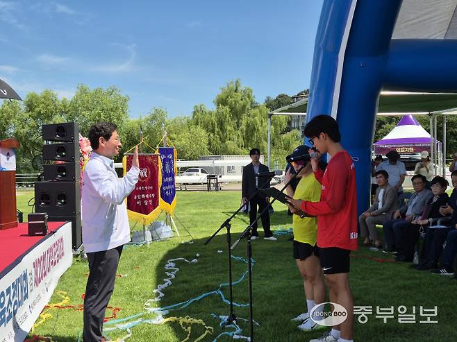 26일 오전 용인조정경기장에서 진행된 2025 용인시장기 전국생활체육 조정대회 겸 제20회 대학조정대회 개회식에서 선수 대표 유은혜(용인로잉클럽)·김기웅(포항공대)이 이상일(사진 왼쪽) 용인시장 앞에서 선서하고 있다. 이건우기자