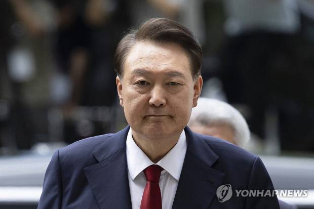 12·3 비상계엄과 관련해 특검의 수사를 받는 윤석열 전 대통령이 지난 9일 서울 서초구 서울중앙지법에서 열린 영장실질심사에 출석하고 있다. 공동취재단=연합뉴스