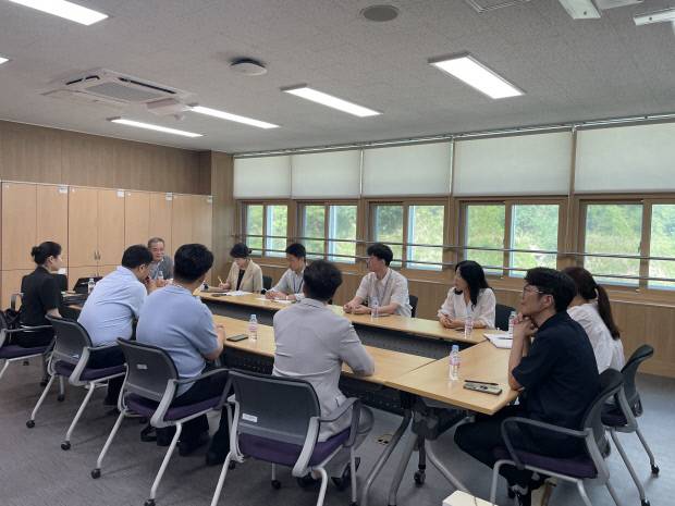지난 23일 전남도교육청교육연구정보원에서 열린 ‘교육과정 연구학교 네트워크 협의회’에서 참가자들이 교육과정 설계 방안을 논의하고 있다. 전남도교육청 제공