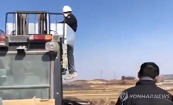 전남 나주의 한 벽돌 생산 공장에서 스리랑카 국적의 이주노동자를 화물에 결박하고 지게차로 들어 올리는 인권유린 사건이 발생했다. 광주전남이주노동자네트워크가 확보한 이달 초 촬영된 영상에는 이곳 노동자가 이주노동자 A씨를 비닐로 벽돌에 묶어 지게차로 옮기는 모습과 이 모습을 보고 웃으며 휴대전화로 촬영하는 다른 노동자의 모습 등이 담겨 있다