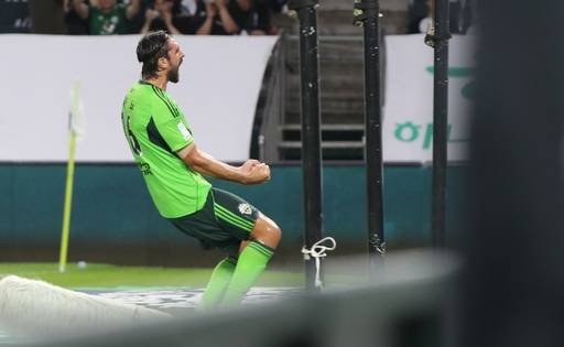 Hana Bank K -League 1 2025 Jeonbuk Hyundai and Gangwon FC at the Jeonju World Cup Stadium on the 23rd. Jeonbuk Hyundai Companyo is scored in the first half and scored a ceremony. Provided by Yonhap News