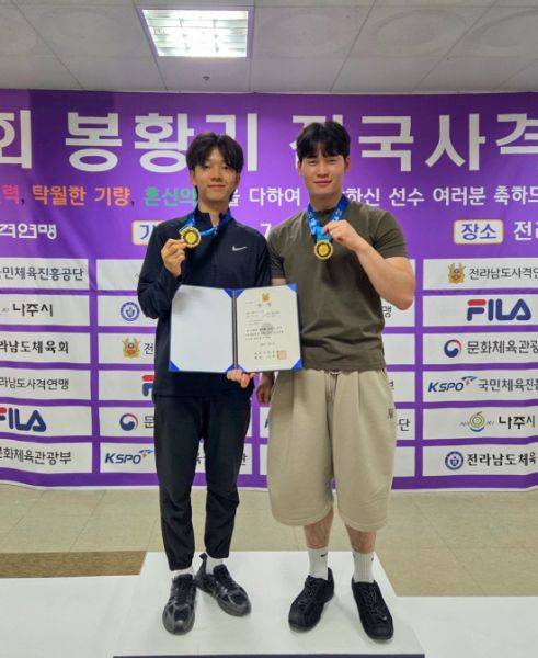 '제55회 봉황기 전국사격대회'에서 개인전 금메달을 차지한 이현서, 김동빈(왼쪽부터) 선수가 메달을 목에 걸고 기념사진을 찍고 있다. 사진=경남대&nbsp;