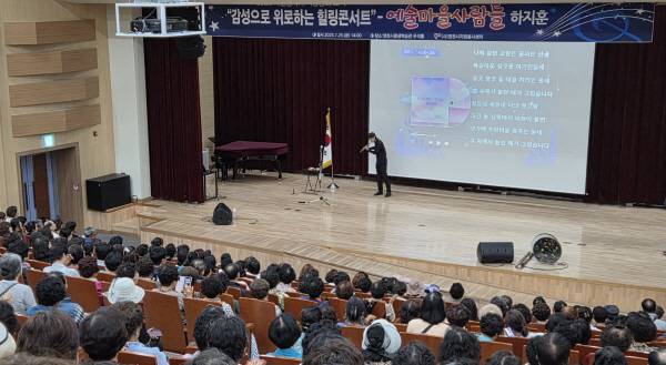 하지훈 강사가 플루트 공연을 펼치고 있다. 권오석 기자