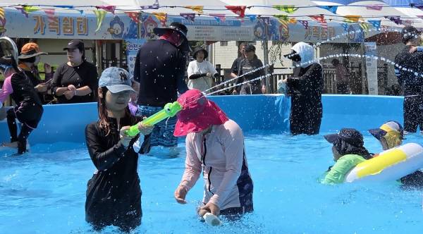 어린이들이 친구들과 함께 물총놀이를 하며 물놀이를 즐기고 있다. 권오석 기자