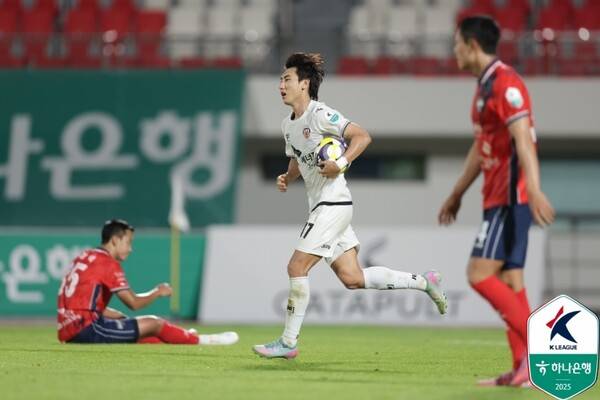26일 오후 김천종합운동장에서 열린 김천 상무와 제주SK의 K리그1 24라운드 경기에서 후반 만회골이 터지자 유인수가 볼을 들고 빠르게 진영으로 복귀하고 있다 (사진=한국프로축구연맹)