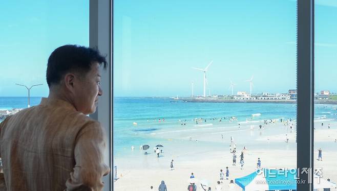 월정해수욕장을 찾아 안전관리 상황을 살펴보고 있는 오영훈 제주도지사.