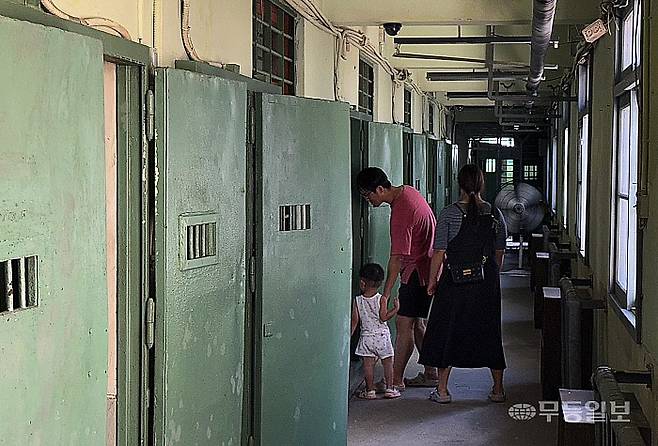 26일 장흥군 장흥읍 원도리 옛 장흥교도소 빠삐용zip. 시민들이 내부 수용동을 관람하고 있다.