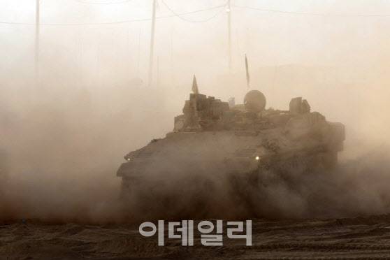 가자지구 국경에서 이동 중인 이스라엘군 전차. (사진=AFP)
