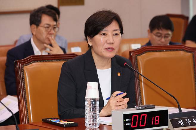 지난 3일 서울 여의도 국회에서 열린 법제사법위원회 전체회의에서 송미령 농림축산식품부 장관이 의원질의에 답하고 있다. (사진=연합뉴스)