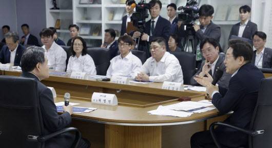 이재명 대통령이 25일 경기 시흥시 SPC 삼립 시흥 공장에서 열린 산업재해 근절 현장 노사간담회에서 허영인 SPC그룹 회장(왼쪽)과 논의하고 있다. (사진=연합뉴스)