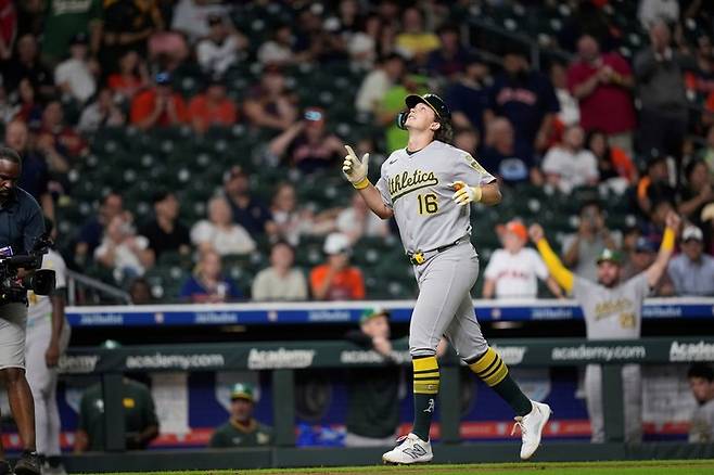 2025년 7월 25일(금), 미국 텍사스주 휴스턴에서 열린 메이저리그 경기 9회 말, 오클랜드 애슬레틱스의 닉 커츠가 휴스턴 애스트로스를 상대로 3점 홈런을 날린 뒤 환호하고 있다.&nbsp;