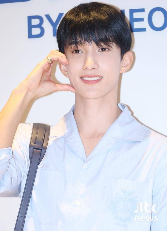 그룹 세븐틴 도겸이 13일 오전 서울 강남구 현대백화점 무역센터에서 열린 한 패션 브랜드 행사에 참석해 포즈를 취하고 있다. 김현우 엔터뉴스팀 기자 kim.hyunwoo3@jtbc.co.kr (콘텐트비즈니스본부)