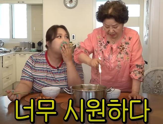 선우용여가 풍자에게 라면을 끓여줬다. [사진=유튜브 채널 '순풍 선우용여' 영상 캡처]