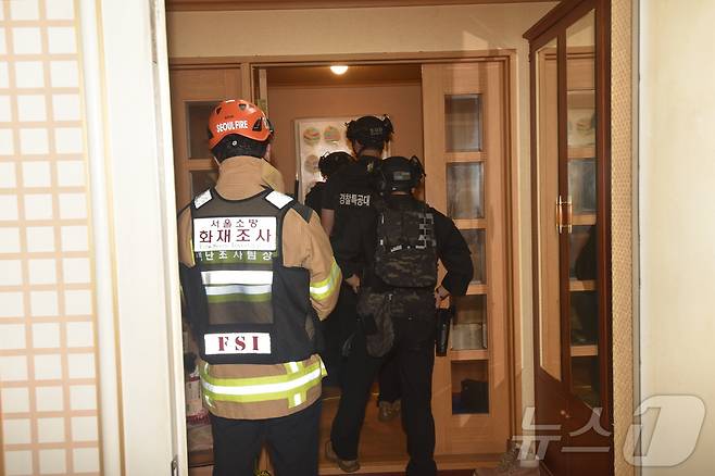 지난 21일 소방 관계자들이 송도 총격 피의자 A 씨(63)의 서울 도봉구 쌍문동 주택에 진입하고 있다.(서울소방재난본부 제공. 재배포 및 DB금지)2025.7.23/뉴스1