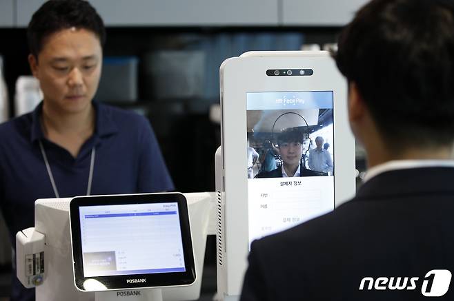 1일 서울 중구 신한카드 본사 내 카페에서 직원이 신한 페이스페이(Face Pay) 결제를 시연하고 있다. 2019.8.1/뉴스1 ⓒ News1 안은나 기자