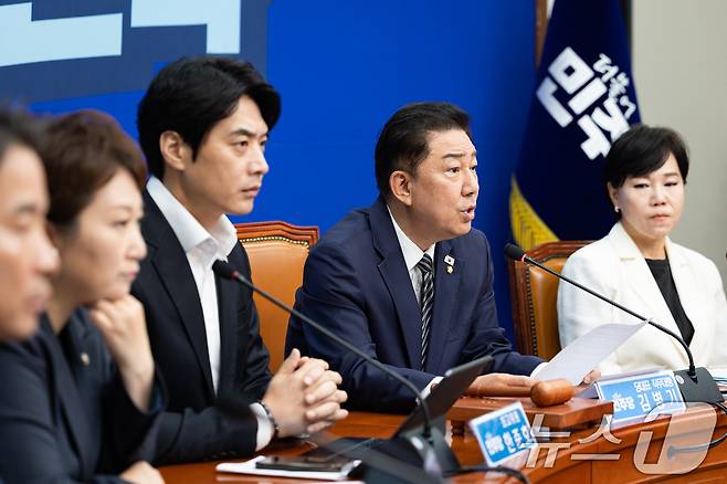 김병기 더불어민주당 당대표 직무대행 겸 원내대표가 25일 서울 여의도 국회에서 열린 최고위원회의에서 모두 발언을 하고 있다. 2025.7.25/뉴스1 ⓒ News1 유승관 기자