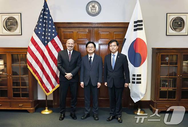 김정관 산업통상자원부 장관이 24일(현지시간) 미국 워싱턴 D.C. 상무부 회의실에서 하워드 러트닉 상무부 장관과 기념 촬영을 하고 있다. (산업통상자원부 제공. 재판매 및 DB 금지) 2025.7.25/뉴스1